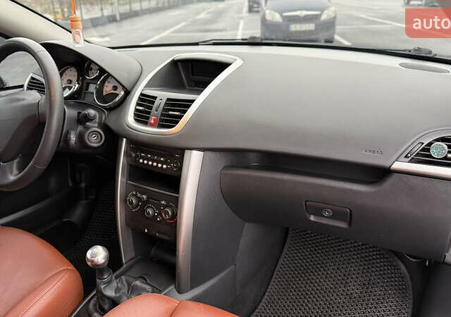 Черный Пежо 207, объемом двигателя 1.6 л и пробегом 137 тыс. км за 6500 $, фото 10 на Automoto.ua