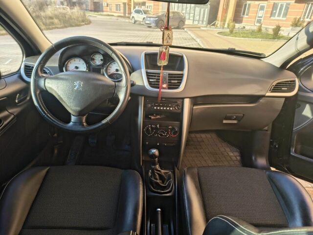 Черный Пежо 207, объемом двигателя 1.6 л и пробегом 220 тыс. км за 4000 $, фото 1 на Automoto.ua