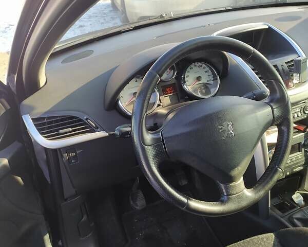 Чорний Пежо 207, об'ємом двигуна 1.4 л та пробігом 200 тис. км за 4500 $, фото 1 на Automoto.ua