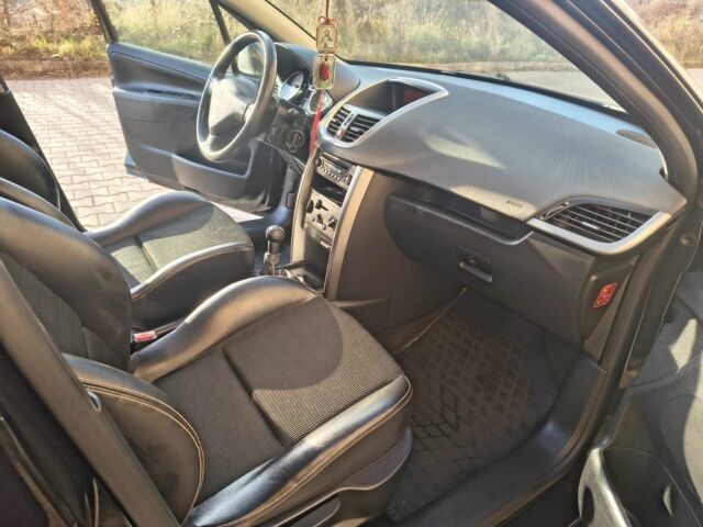 Черный Пежо 207, объемом двигателя 1.6 л и пробегом 220 тыс. км за 4000 $, фото 13 на Automoto.ua