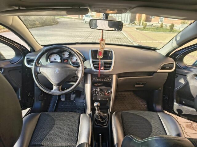 Черный Пежо 207, объемом двигателя 1.6 л и пробегом 220 тыс. км за 4000 $, фото 8 на Automoto.ua