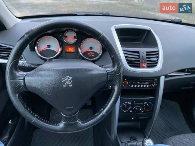 Чорний Пежо 207, об'ємом двигуна 1.6 л та пробігом 313 тис. км за 3600 $, фото 1 на Automoto.ua