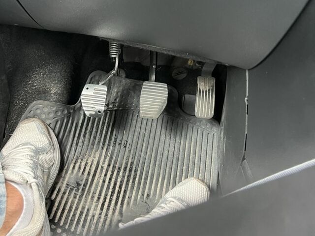 Черный Пежо 207, объемом двигателя 1.6 л и пробегом 230 тыс. км за 3820 $, фото 5 на Automoto.ua