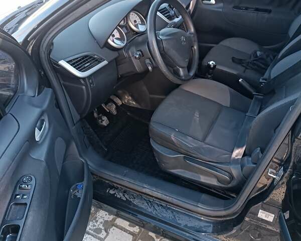 Черный Пежо 207, объемом двигателя 1.4 л и пробегом 285 тыс. км за 3500 $, фото 3 на Automoto.ua