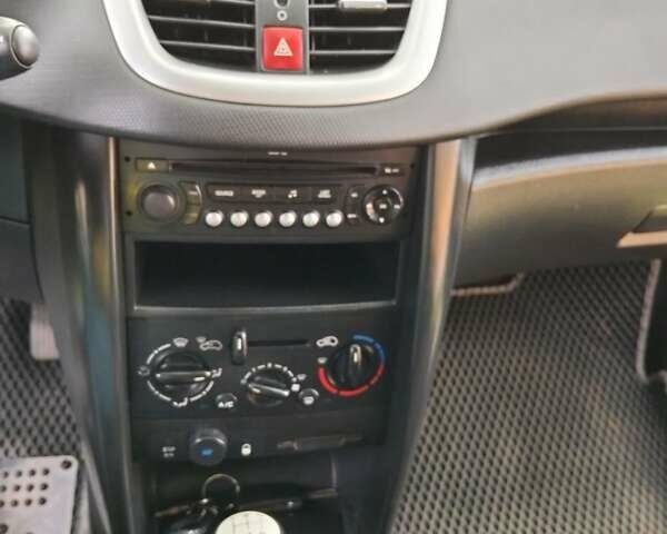 Черный Пежо 207, объемом двигателя 1.4 л и пробегом 196 тыс. км за 5000 $, фото 3 на Automoto.ua