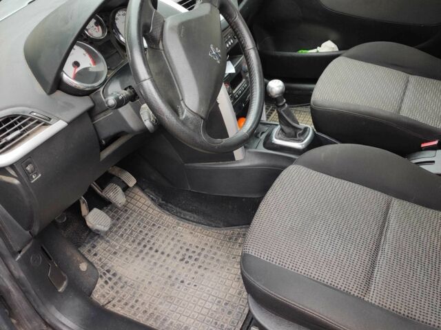 Чорний Пежо 207, об'ємом двигуна 1.6 л та пробігом 292 тис. км за 6000 $, фото 4 на Automoto.ua