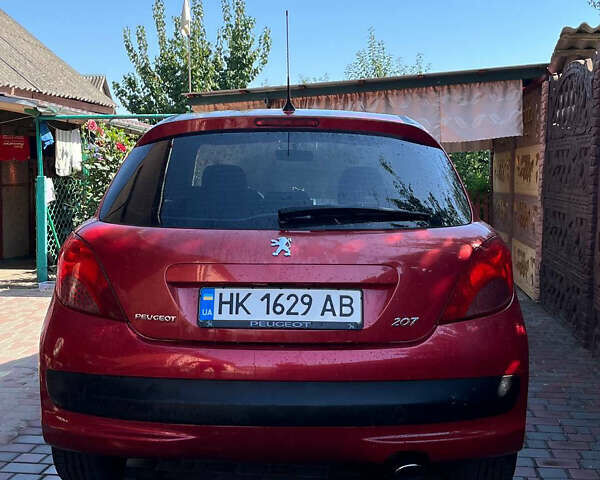 Красный Пежо 207, объемом двигателя 1.6 л и пробегом 200 тыс. км за 4400 $, фото 2 на Automoto.ua