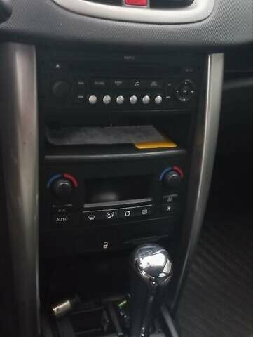 Красный Пежо 207, объемом двигателя 1.65 л и пробегом 129 тыс. км за 5700 $, фото 5 на Automoto.ua