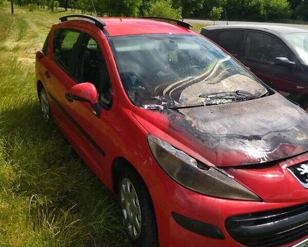 Червоний Пежо 207, об'ємом двигуна 1.4 л та пробігом 200 тис. км за 1700 $, фото 3 на Automoto.ua