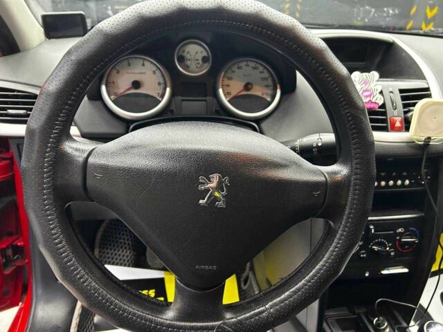 Красный Пежо 207, объемом двигателя 1.4 л и пробегом 169 тыс. км за 4500 $, фото 6 на Automoto.ua