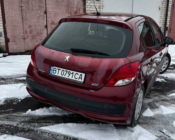 Червоний Пежо 207, об'ємом двигуна 1.4 л та пробігом 260 тис. км за 3800 $, фото 2 на Automoto.ua