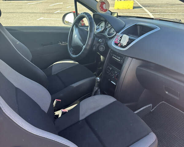 Красный Пежо 207, объемом двигателя 1.4 л и пробегом 169 тыс. км за 3200 $, фото 4 на Automoto.ua