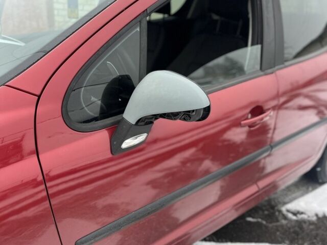 Красный Пежо 207, объемом двигателя 1.4 л и пробегом 260 тыс. км за 3500 $, фото 4 на Automoto.ua