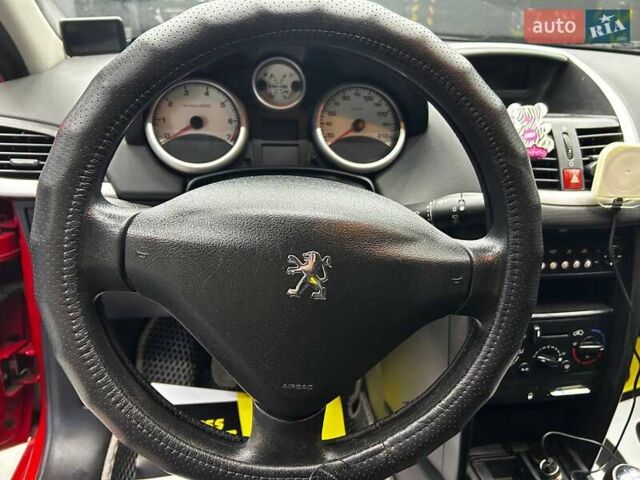 Красный Пежо 207, объемом двигателя 1.36 л и пробегом 169 тыс. км за 4500 $, фото 6 на Automoto.ua