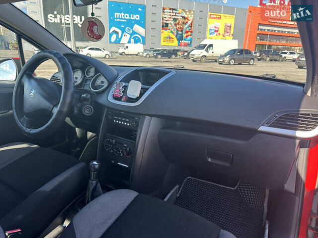 Красный Пежо 207, объемом двигателя 1.4 л и пробегом 169 тыс. км за 3200 $, фото 6 на Automoto.ua