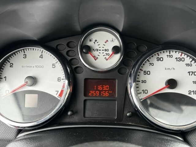 Красный Пежо 207, объемом двигателя 1.4 л и пробегом 260 тыс. км за 3500 $, фото 5 на Automoto.ua