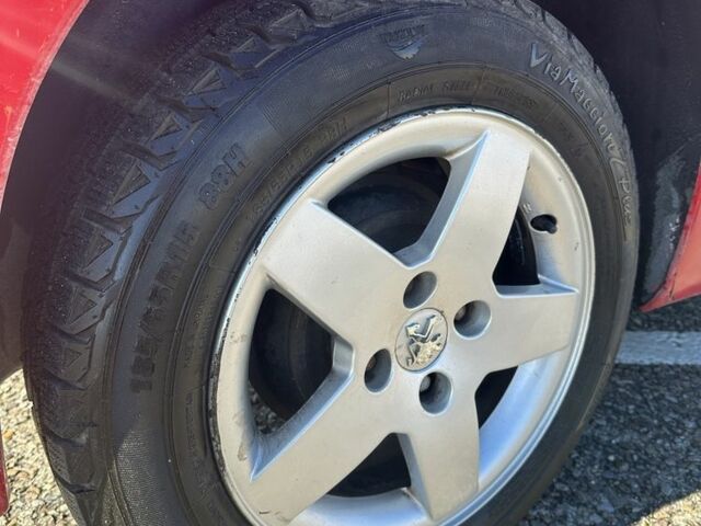 Красный Пежо 207, объемом двигателя 1.4 л и пробегом 169 тыс. км за 3200 $, фото 7 на Automoto.ua