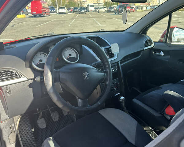 Красный Пежо 207, объемом двигателя 1.4 л и пробегом 169 тыс. км за 3200 $, фото 8 на Automoto.ua