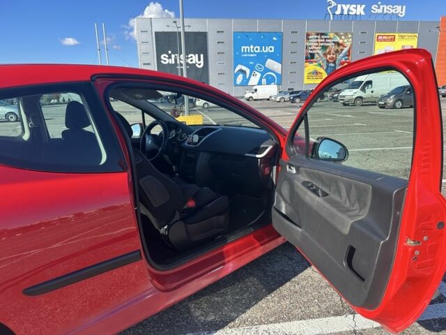 Красный Пежо 207, объемом двигателя 1.4 л и пробегом 169 тыс. км за 3200 $, фото 4 на Automoto.ua