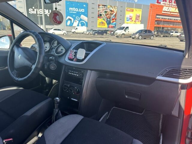 Красный Пежо 207, объемом двигателя 1.4 л и пробегом 169 тыс. км за 3200 $, фото 5 на Automoto.ua