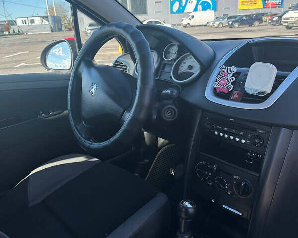 Красный Пежо 207, объемом двигателя 1.36 л и пробегом 169 тыс. км за 3700 $, фото 5 на Automoto.ua