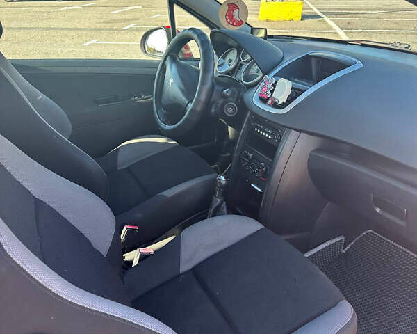 Красный Пежо 207, объемом двигателя 1.36 л и пробегом 169 тыс. км за 3700 $, фото 6 на Automoto.ua