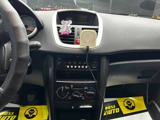 Красный Пежо 207, объемом двигателя 1.4 л и пробегом 169 тыс. км за 4500 $, фото 8 на Automoto.ua