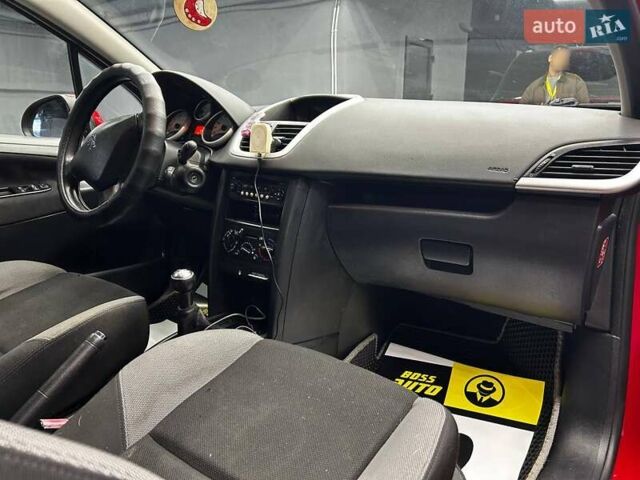 Красный Пежо 207, объемом двигателя 1.36 л и пробегом 169 тыс. км за 4500 $, фото 10 на Automoto.ua