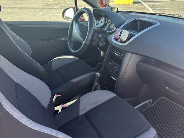 Красный Пежо 207, объемом двигателя 1.4 л и пробегом 169 тыс. км за 3200 $, фото 6 на Automoto.ua