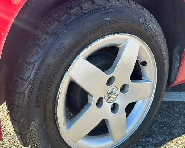 Красный Пежо 207, объемом двигателя 1.36 л и пробегом 169 тыс. км за 3700 $, фото 7 на Automoto.ua