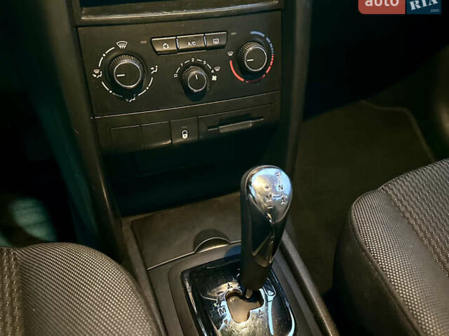 Красный Пежо 207, объемом двигателя 1.36 л и пробегом 140 тыс. км за 5300 $, фото 17 на Automoto.ua