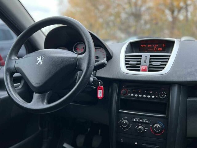 Красный Пежо 207, объемом двигателя 1.4 л и пробегом 209 тыс. км за 5800 $, фото 15 на Automoto.ua