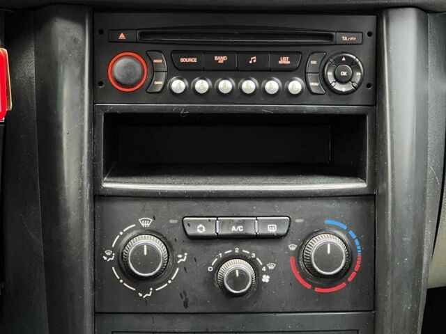 Красный Пежо 207, объемом двигателя 1.4 л и пробегом 209 тыс. км за 5800 $, фото 11 на Automoto.ua