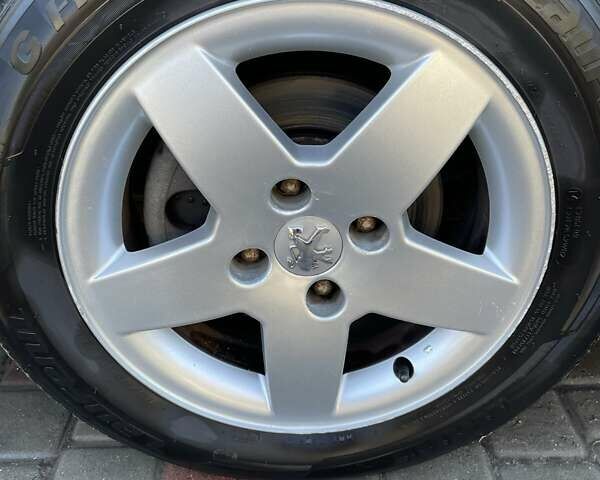 Пежо 207 2010 в Николаеве на Automoto.ua Красный Пежо 207, объемом двигателя 1.36 л и пробегом 103 тыс. км за 5800 $, фото 12 на Automoto.ua