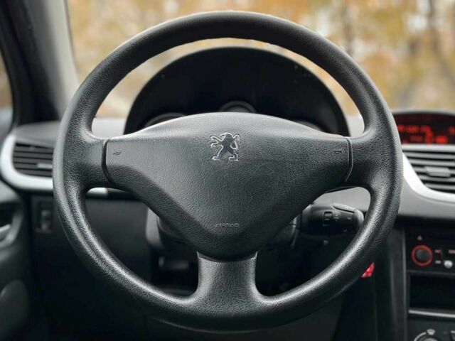 Красный Пежо 207, объемом двигателя 1.4 л и пробегом 209 тыс. км за 5800 $, фото 7 на Automoto.ua