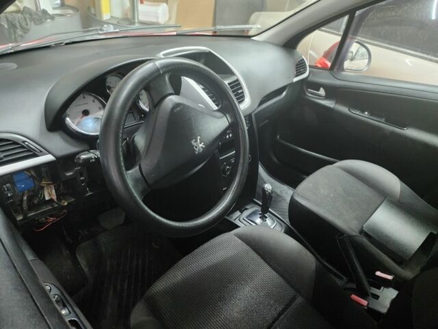 Красный Пежо 207, объемом двигателя 1.4 л и пробегом 187 тыс. км за 4600 $, фото 2 на Automoto.ua