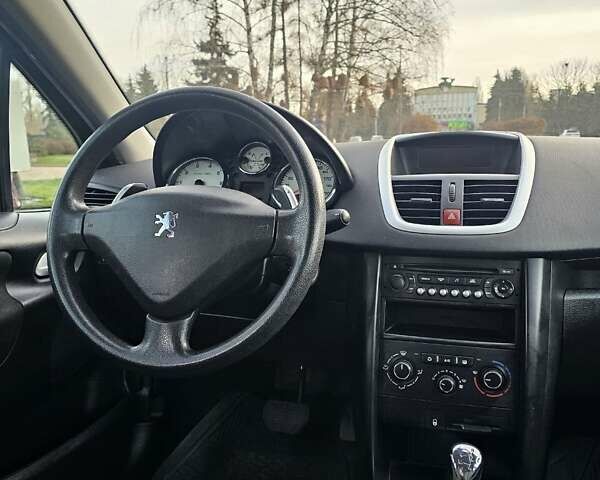 Красный Пежо 207, объемом двигателя 1.36 л и пробегом 180 тыс. км за 4300 $, фото 18 на Automoto.ua