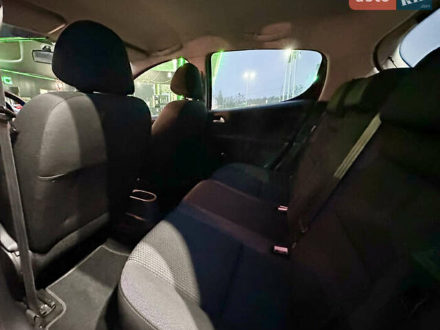 Красный Пежо 207, объемом двигателя 1.36 л и пробегом 140 тыс. км за 5300 $, фото 11 на Automoto.ua