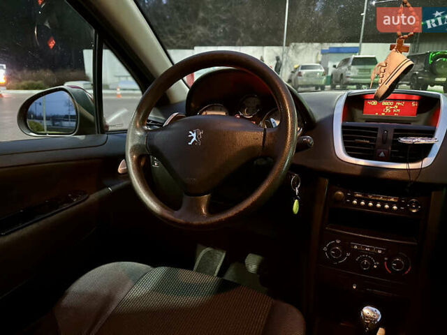 Красный Пежо 207, объемом двигателя 1.36 л и пробегом 140 тыс. км за 5300 $, фото 16 на Automoto.ua