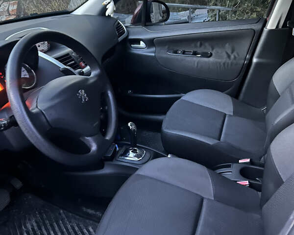 Красный Пежо 207, объемом двигателя 1.36 л и пробегом 122 тыс. км за 5200 $, фото 7 на Automoto.ua