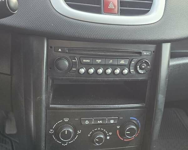 Красный Пежо 207, объемом двигателя 1.36 л и пробегом 180 тыс. км за 4300 $, фото 13 на Automoto.ua