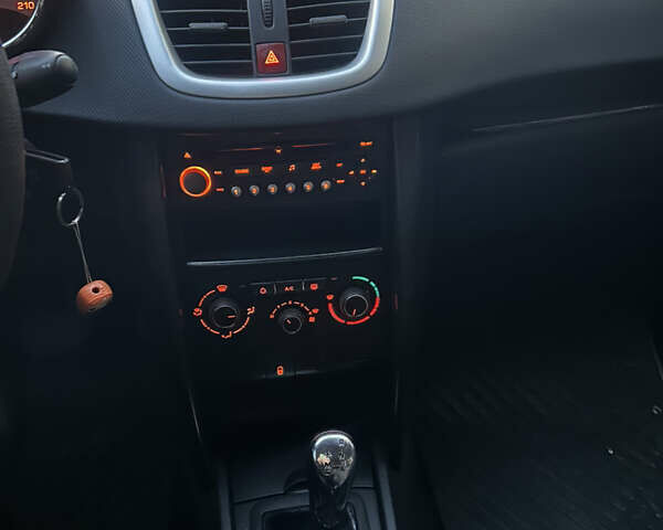 Красный Пежо 207, объемом двигателя 1.36 л и пробегом 122 тыс. км за 5200 $, фото 9 на Automoto.ua