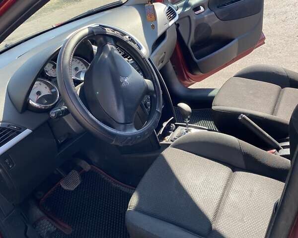 Красный Пежо 207, объемом двигателя 1.6 л и пробегом 150 тыс. км за 5700 $, фото 7 на Automoto.ua