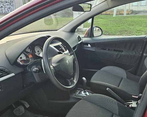 Красный Пежо 207, объемом двигателя 1.36 л и пробегом 180 тыс. км за 4300 $, фото 11 на Automoto.ua