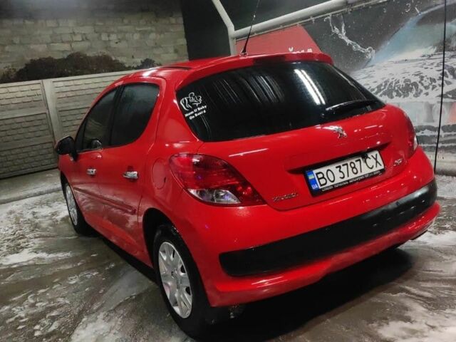 Красный Пежо 207, объемом двигателя 1.4 л и пробегом 150 тыс. км за 5500 $, фото 1 на Automoto.ua
