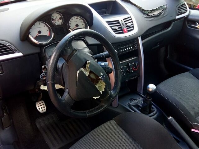 Червоний Пежо 207, об'ємом двигуна 1.6 л та пробігом 125 тис. км за 3000 $, фото 2 на Automoto.ua