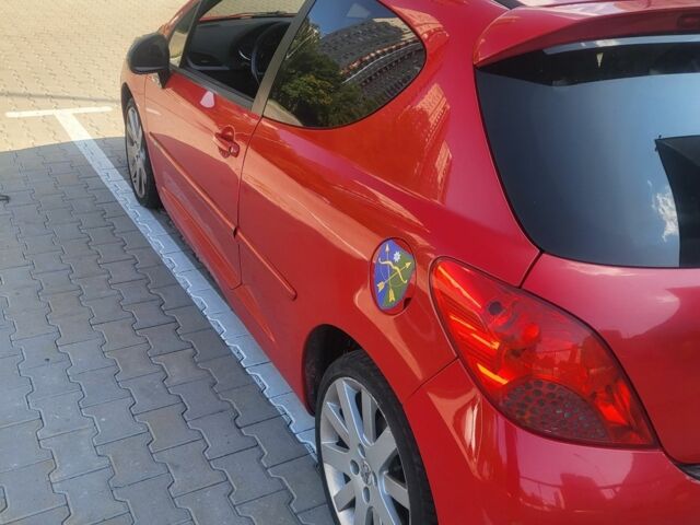 Красный Пежо 207, объемом двигателя 1.6 л и пробегом 220 тыс. км за 5200 $, фото 1 на Automoto.ua