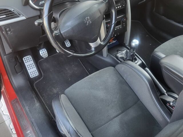 Красный Пежо 207, объемом двигателя 1.6 л и пробегом 220 тыс. км за 5200 $, фото 3 на Automoto.ua