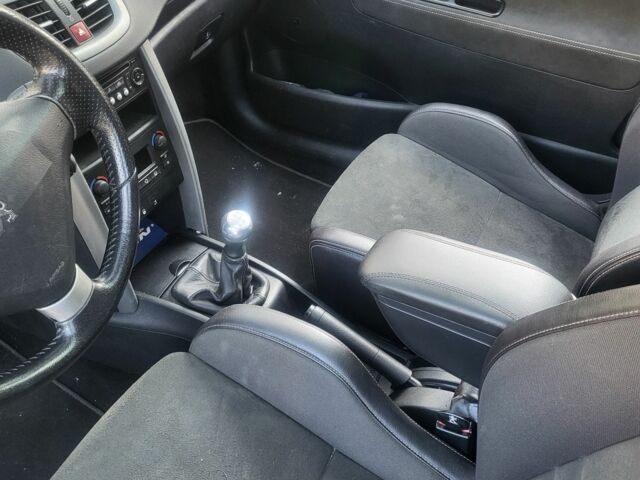 Красный Пежо 207, объемом двигателя 1.6 л и пробегом 220 тыс. км за 5200 $, фото 5 на Automoto.ua