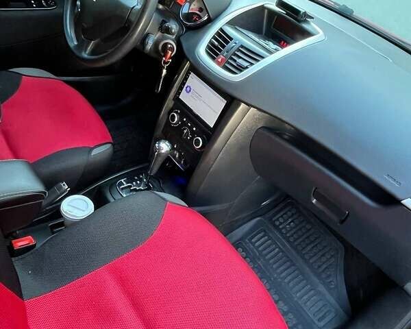 Пежо 207 2008 в Новояворовск на Automoto.ua Красный Пежо 207, объемом двигателя 1.6 л и пробегом 204 тыс. км за 5599 $, фото 26 на Automoto.ua